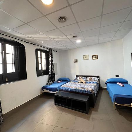 호스탈 밀란 호텔 알리칸테 외부 사진 A room at the hostel
