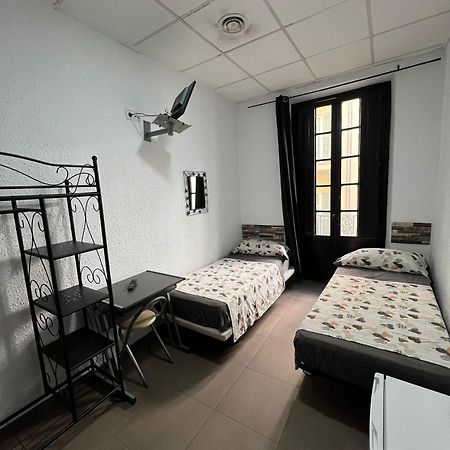 호스탈 밀란 호텔 알리칸테 외부 사진 A typical hostel room in Spain