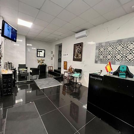 호스탈 밀란 호텔 알리칸테 외부 사진 Reception area of the Embassy of Spain in Tirana