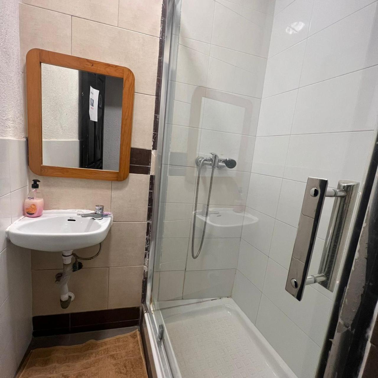 호스탈 밀란 호텔 알리칸테 외부 사진 A shower cubicle