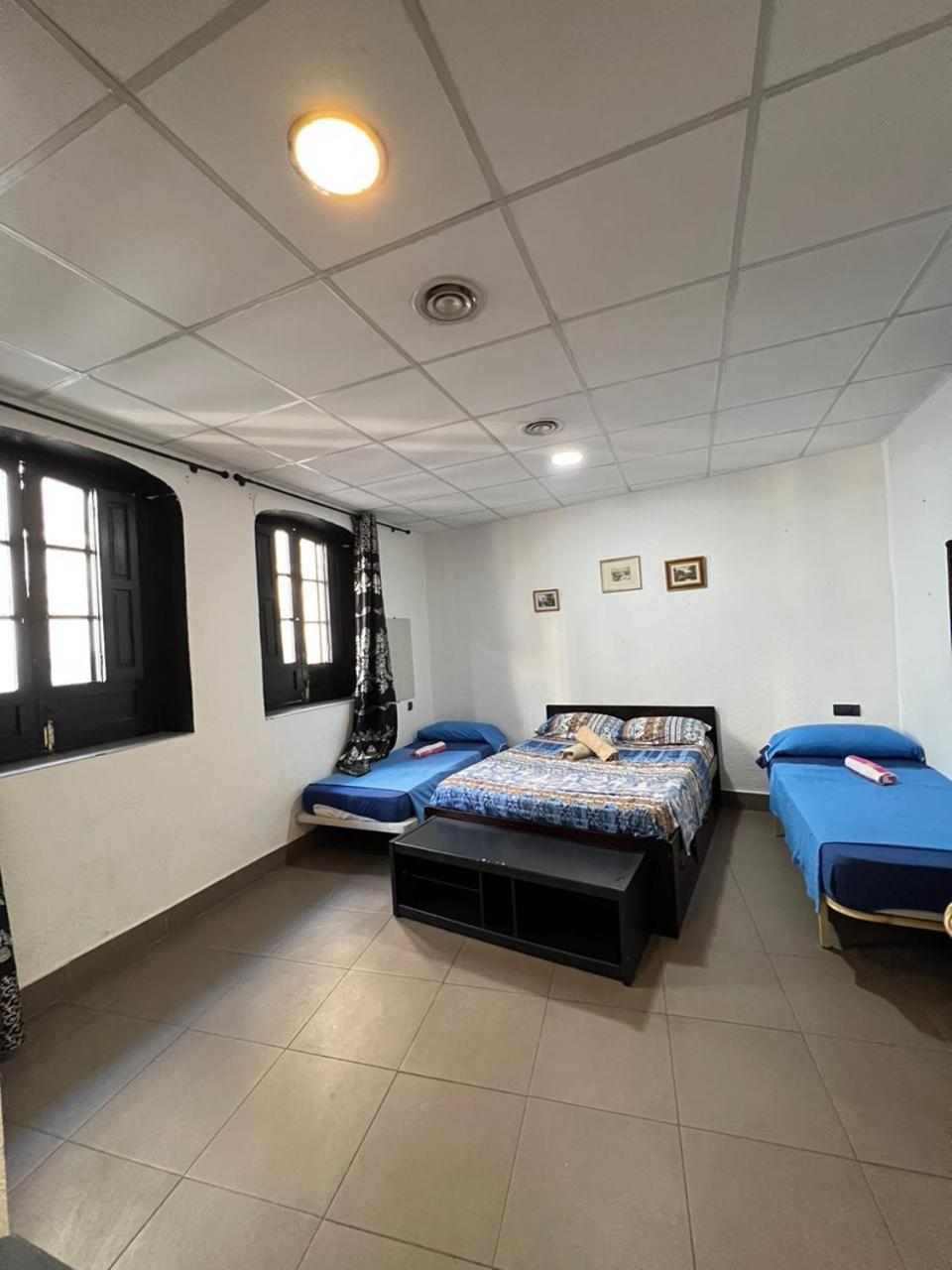 호스탈 밀란 호텔 알리칸테 외부 사진 A room at the hostel