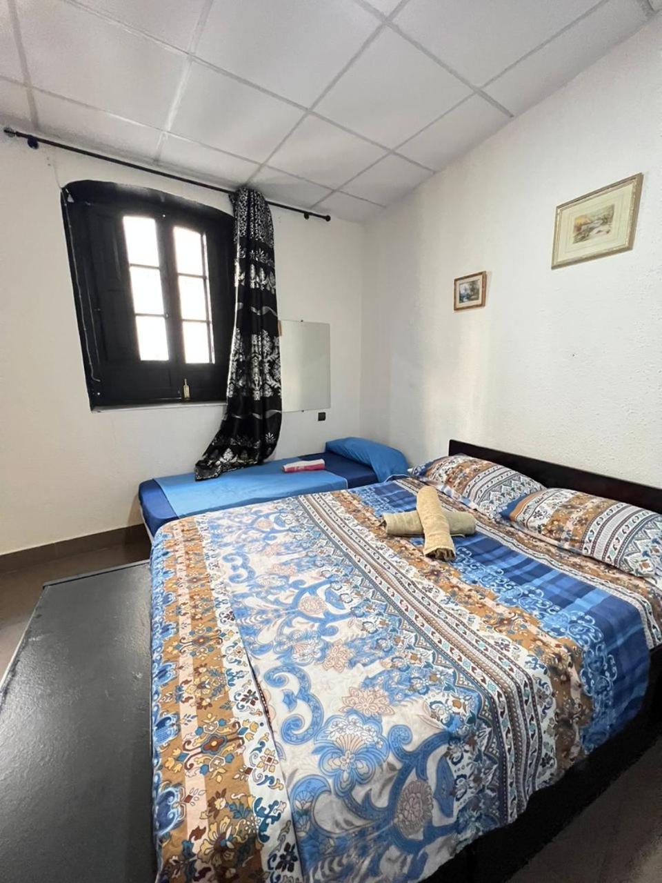 호스탈 밀란 호텔 알리칸테 외부 사진 A bedroom in a guest house in India