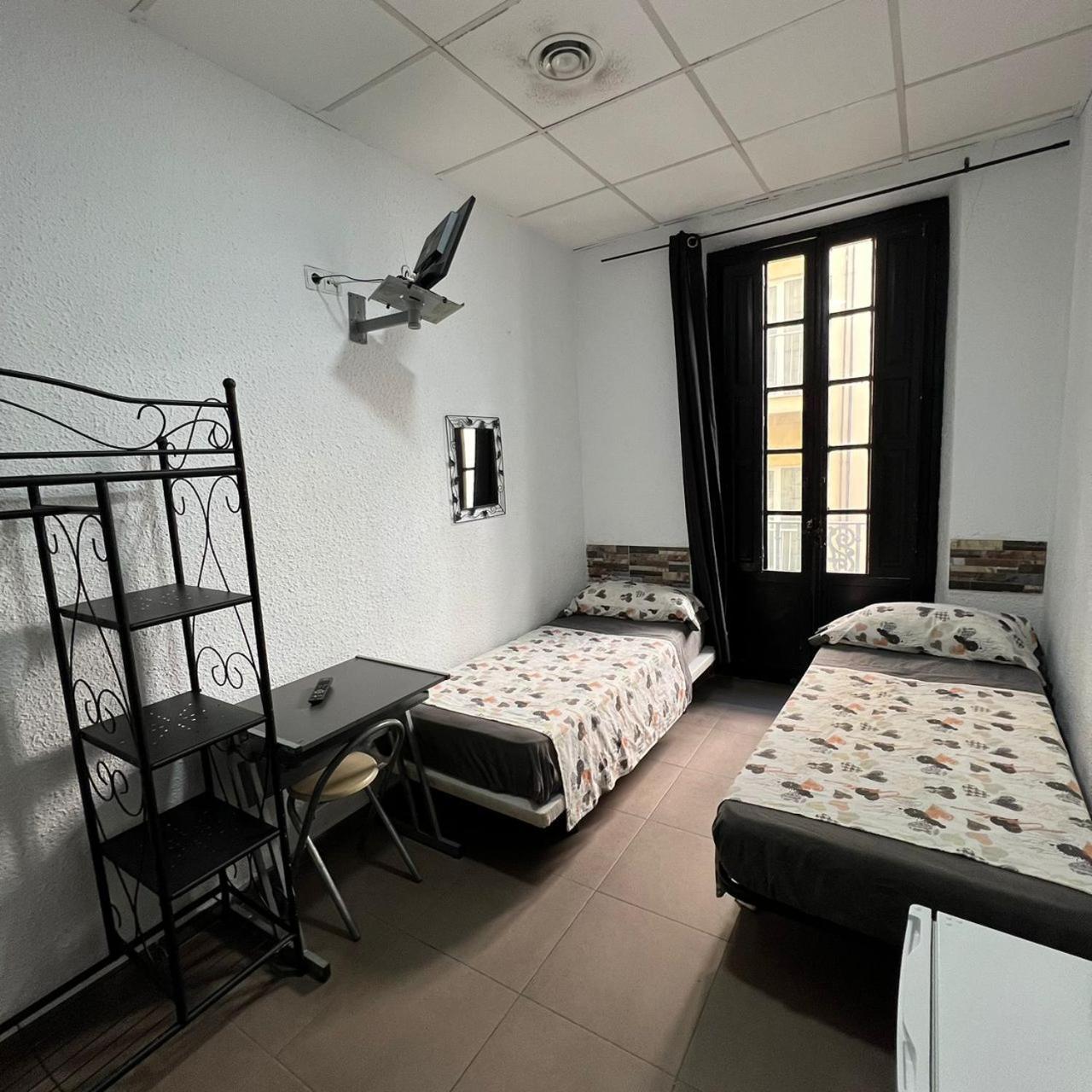 호스탈 밀란 호텔 알리칸테 외부 사진 A typical hostel room in Spain