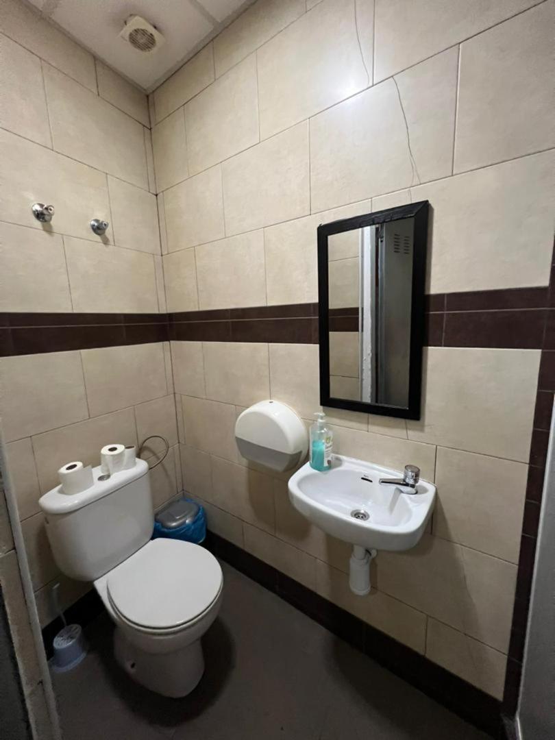 호스탈 밀란 호텔 알리칸테 외부 사진 Bathroom in a hotel