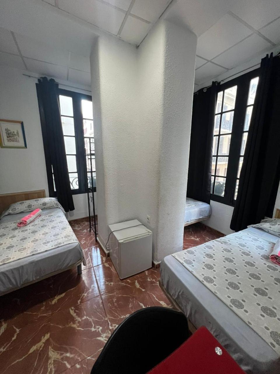 호스탈 밀란 호텔 알리칸테 외부 사진 A typical room at a hostal in Spain