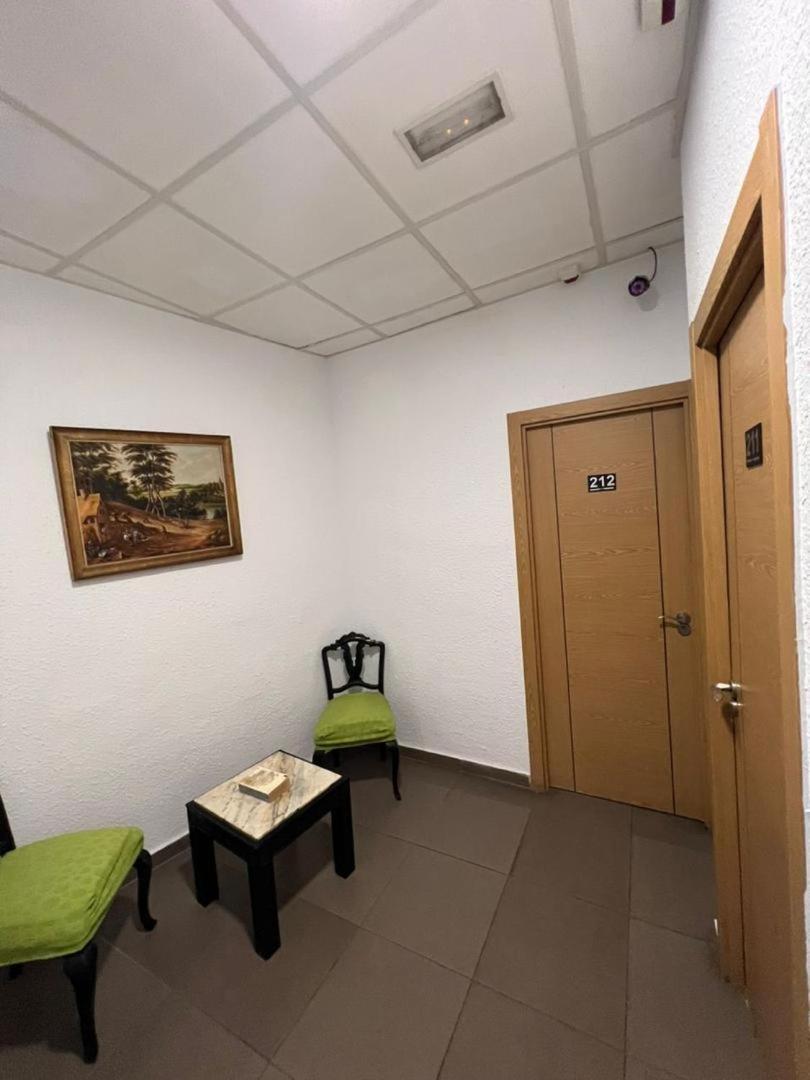 호스탈 밀란 호텔 알리칸테 외부 사진 The waiting room of a doctor's office