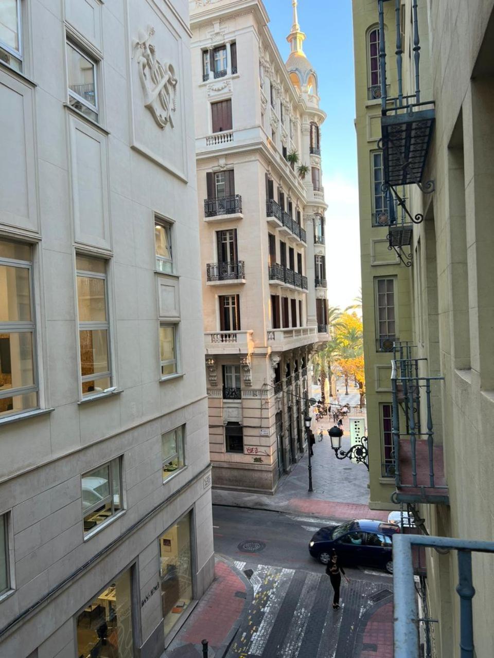 호스탈 밀란 호텔 알리칸테 외부 사진 The narrow streets of the quarter
