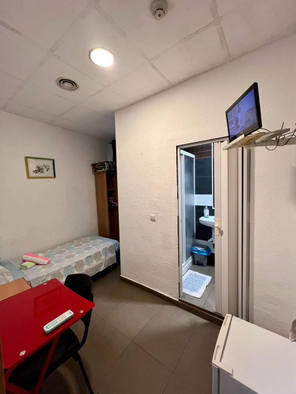 호스탈 밀란 호텔 알리칸테 외부 사진 A room in a capsule hotel in Tokyo