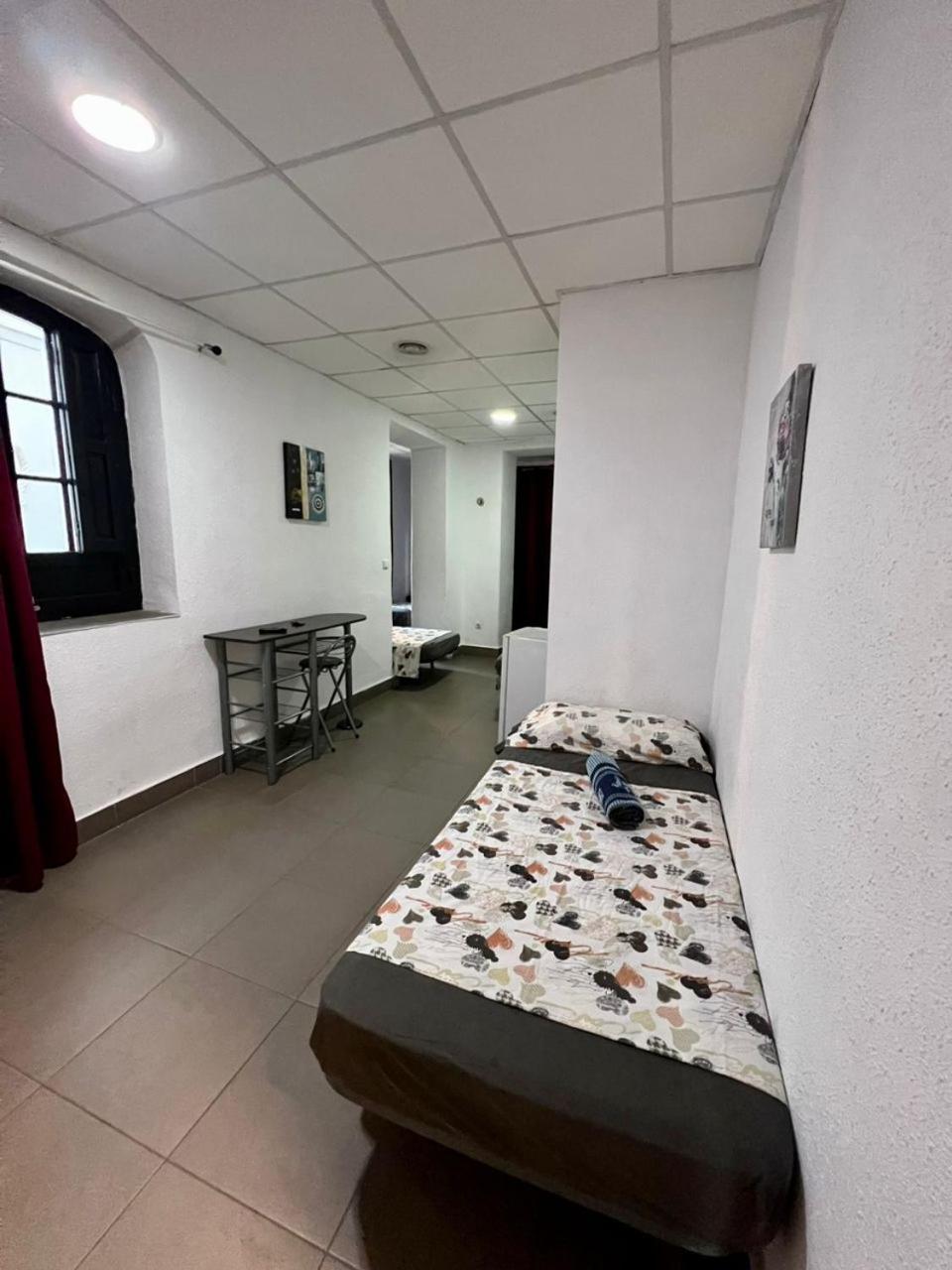 호스탈 밀란 호텔 알리칸테 외부 사진 Hostel in Madrid, Spain