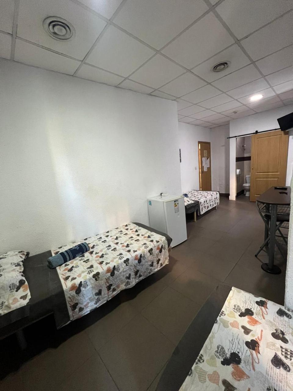 호스탈 밀란 호텔 알리칸테 외부 사진 A room at the shelter