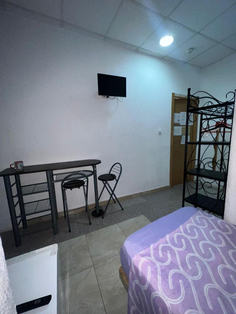 호스탈 밀란 호텔 알리칸테 외부 사진 A room at the hostel