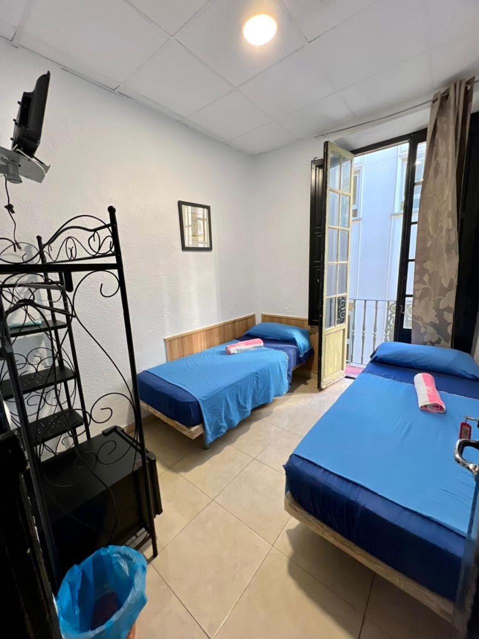 호스탈 밀란 호텔 알리칸테 외부 사진 A typical room at the hostel