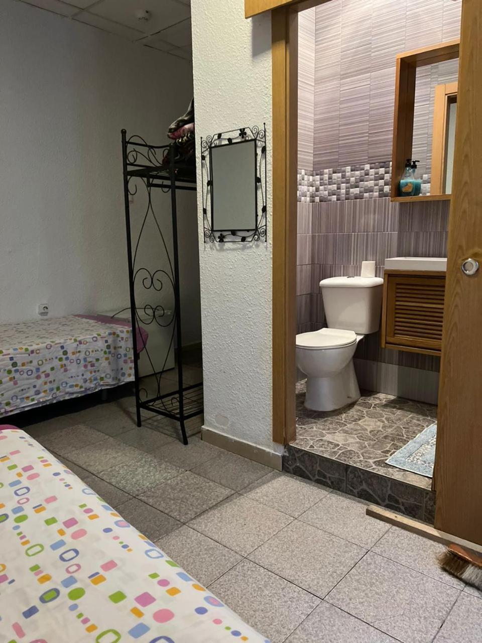 호스탈 밀란 호텔 알리칸테 외부 사진 A bathroom in a hostel