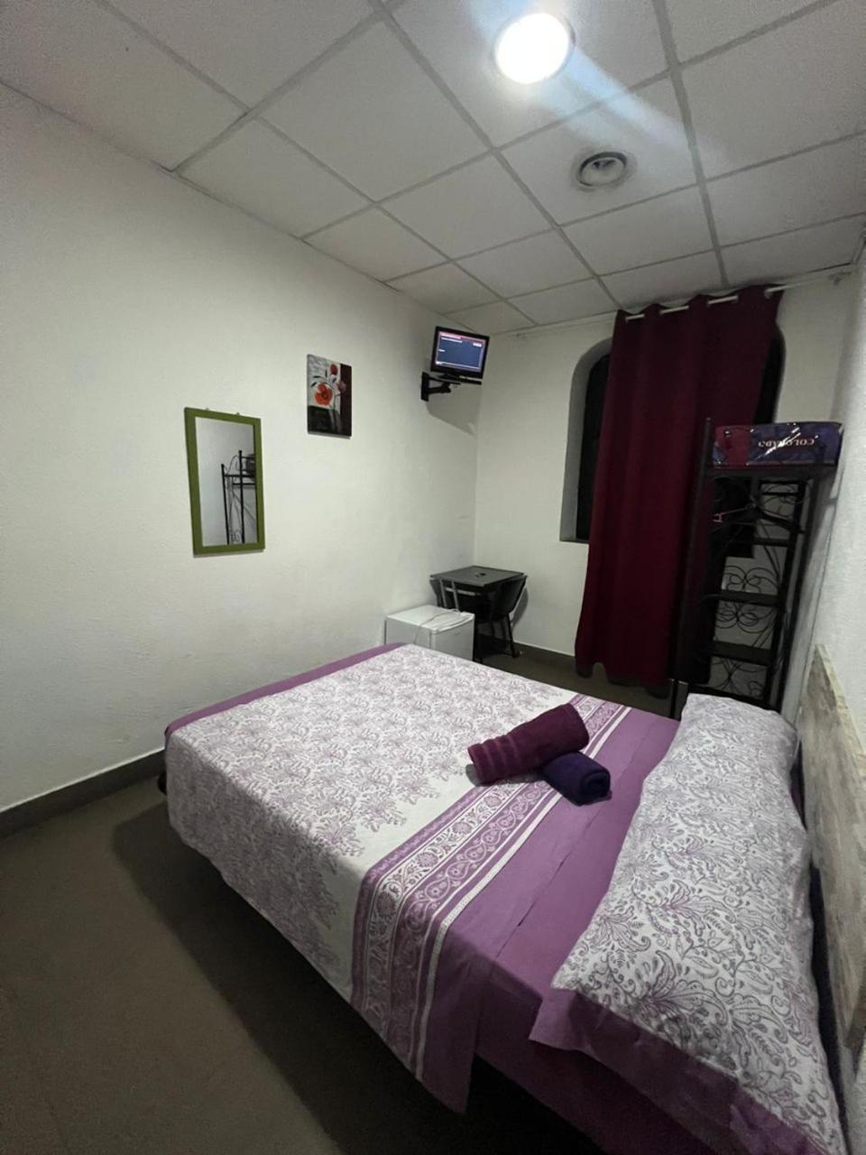 호스탈 밀란 호텔 알리칸테 외부 사진 A typical room in a love hotel